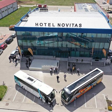 Hotel Novitas ลิฟโน ภายนอก รูปภาพ