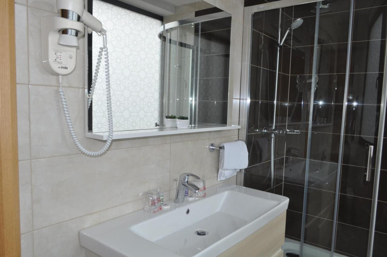 Hotel Novitas ลิฟโน ภายนอก รูปภาพ