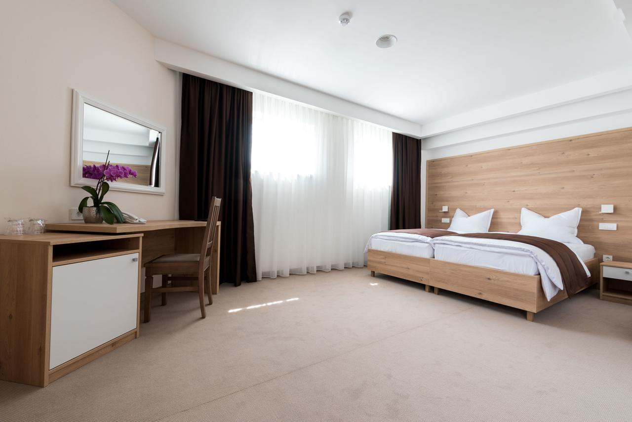 Hotel Novitas ลิฟโน ภายนอก รูปภาพ