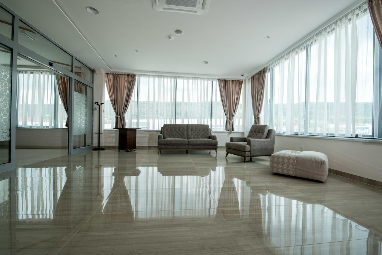 Hotel Novitas ลิฟโน ภายนอก รูปภาพ