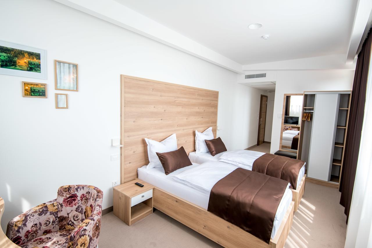 Hotel Novitas ลิฟโน ภายนอก รูปภาพ