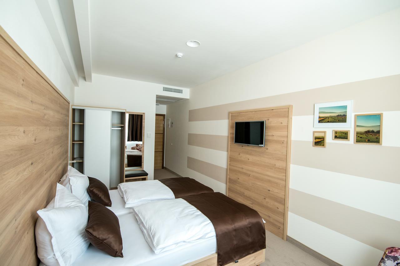 Hotel Novitas ลิฟโน ภายนอก รูปภาพ