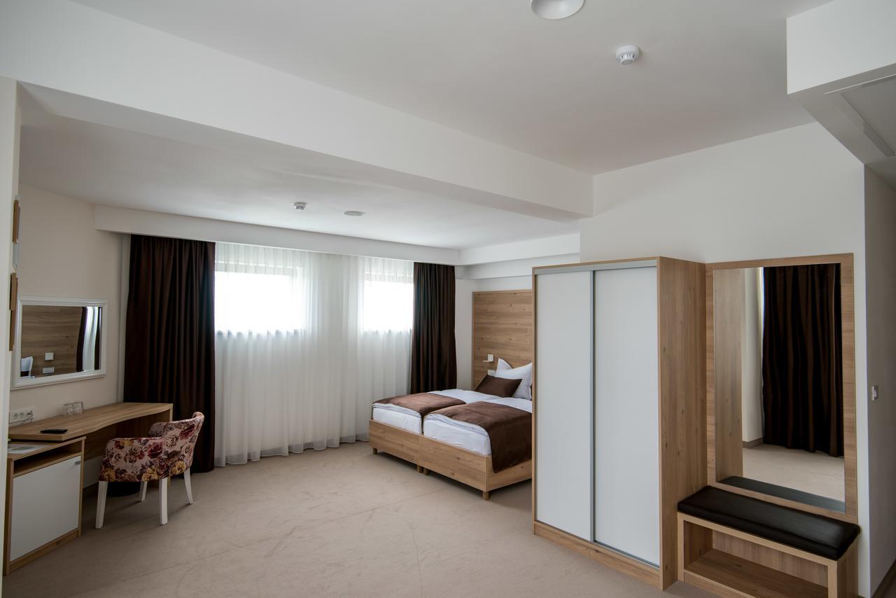 Hotel Novitas ลิฟโน ภายนอก รูปภาพ